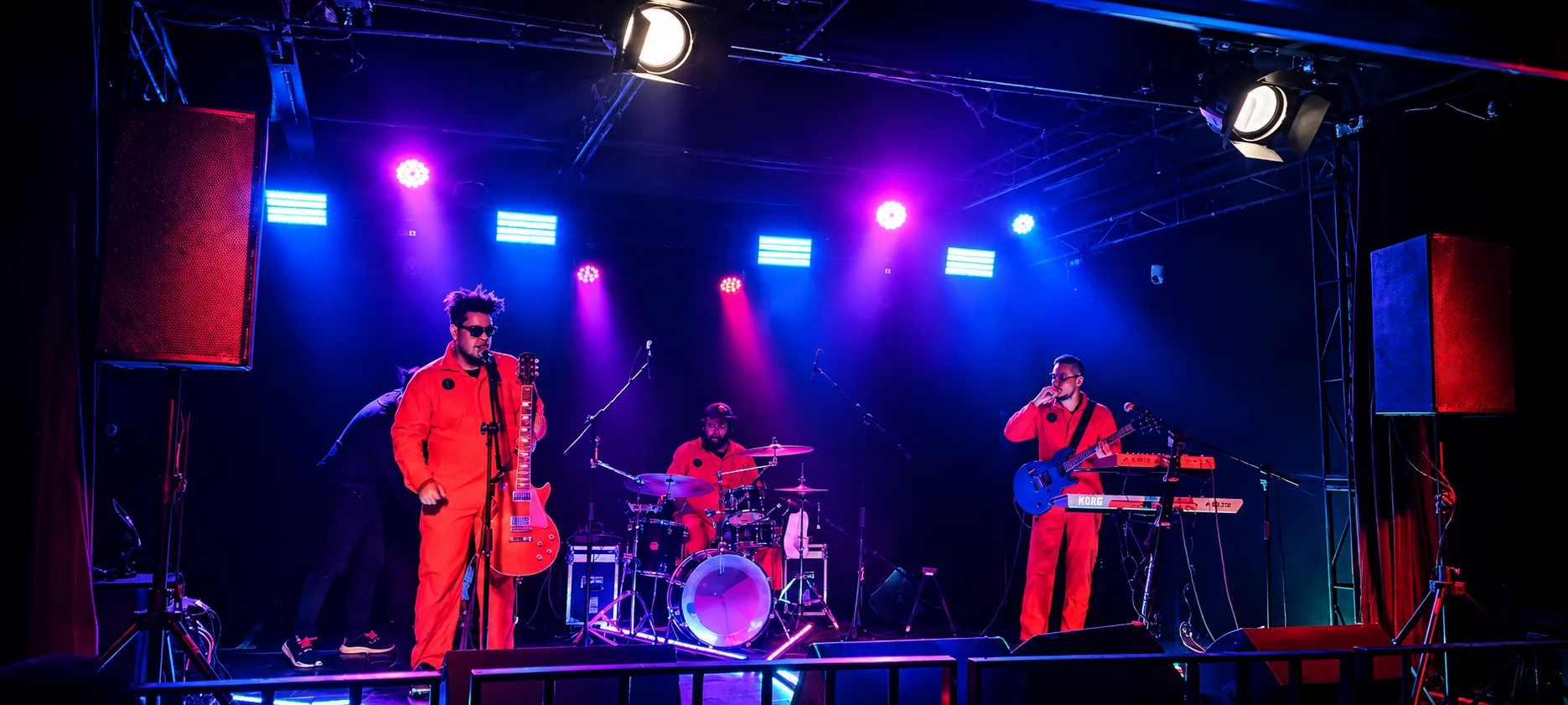 Banda en vivo durante el 10.º aniversario de Lúdico Producciones