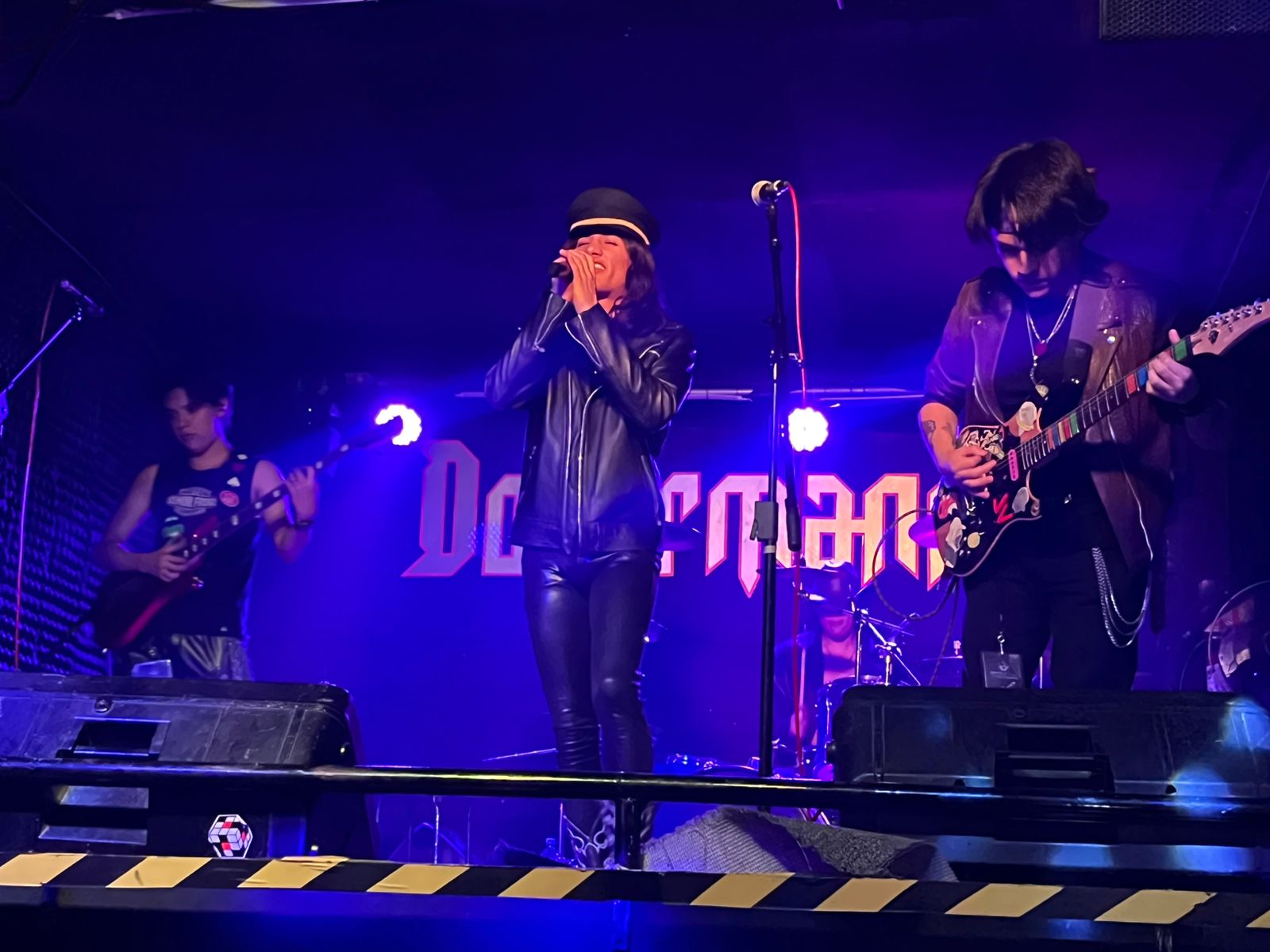 Banda en vivo Dobermann